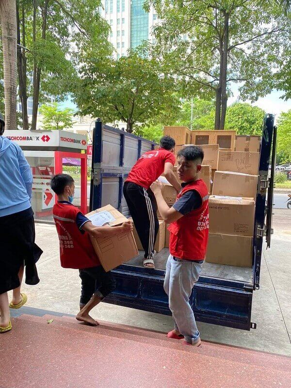 Nhân viên Thành Hưng Thủ Đô vận chuyển đồ đạc